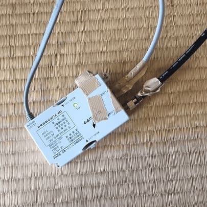 ガムテープで無理に固定されたテレビのアンテナ線