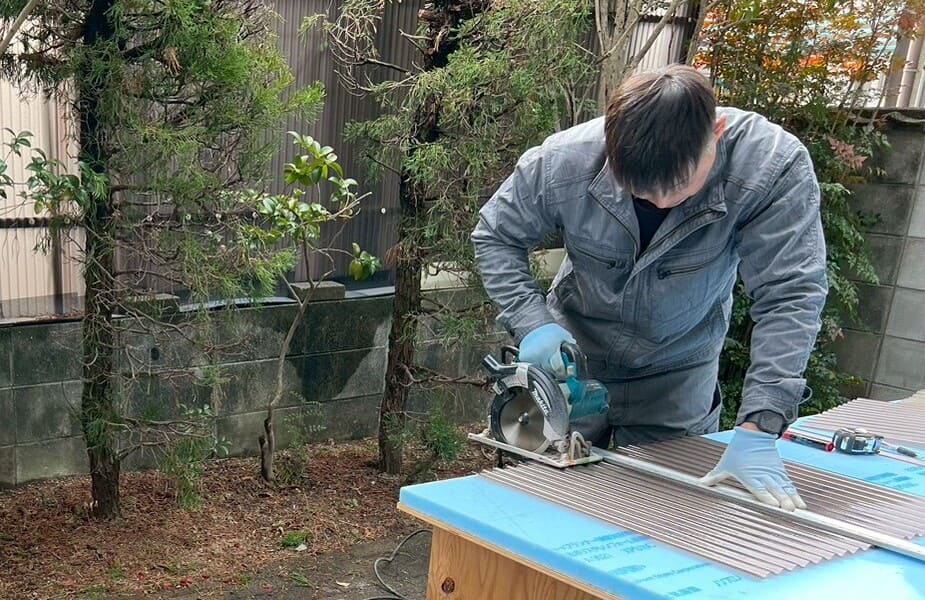 丸ノコを使い、波板を正確にカットしている様子